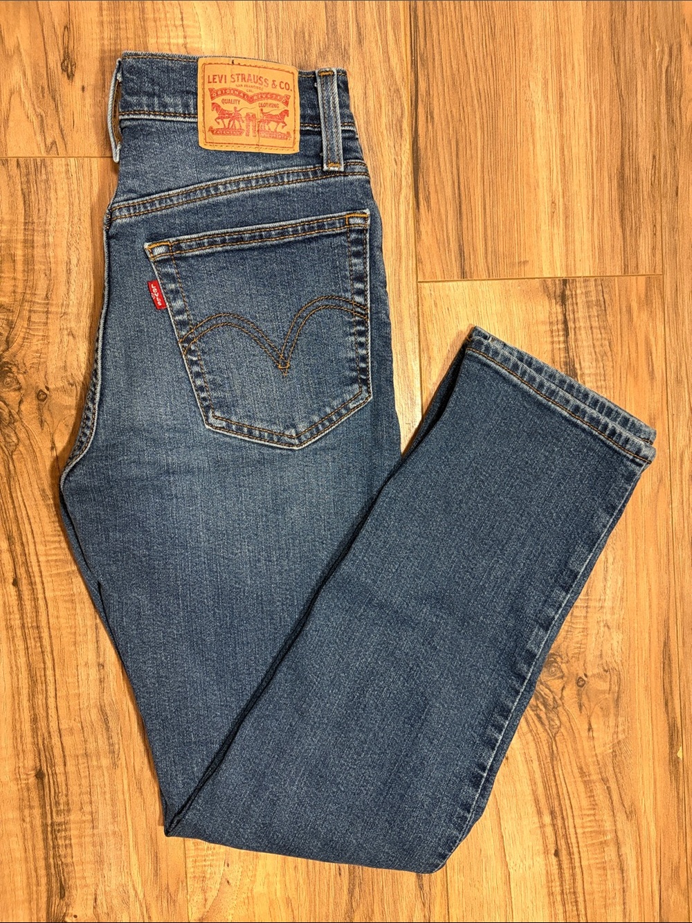 Womenโs Levi's Dark Blue Straight Legged Jeans